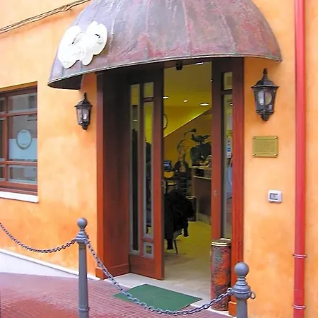 Mistral Hotel 3*