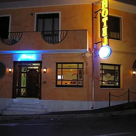 Mistral Hotel 3*
